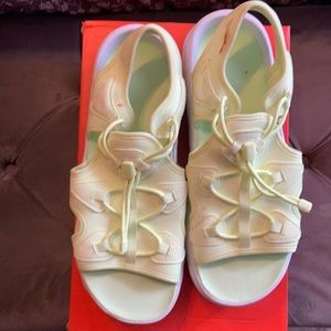 Women’s Nike air max koko sandal like green or yellow